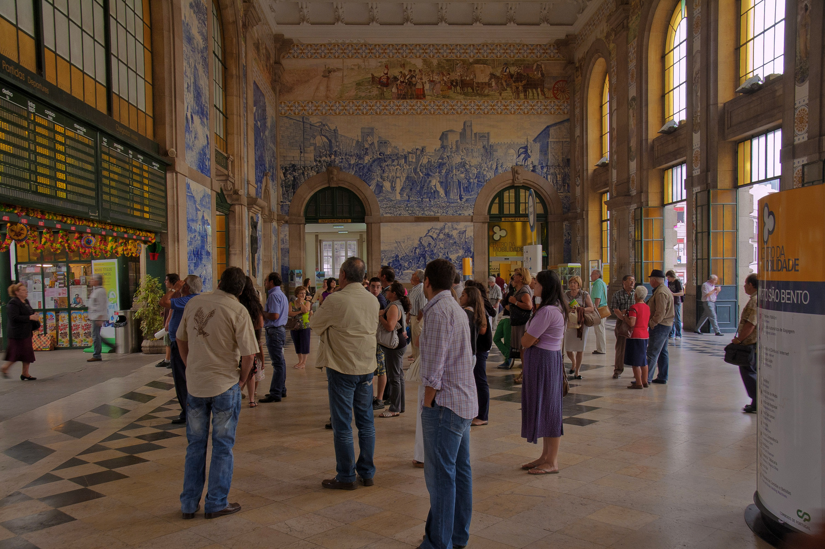 MIRANDO LOS HORARIOS ( ESTAÇAO DE SAO BENTO-PORTO)