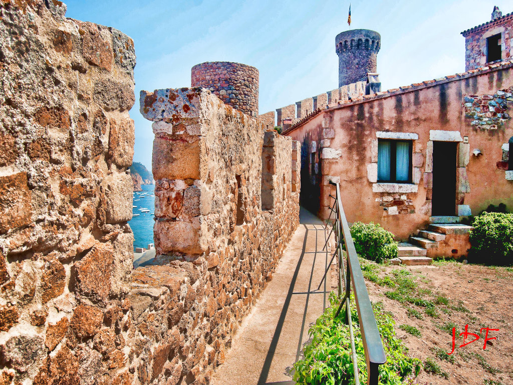 Mirant el mar desde la muralla