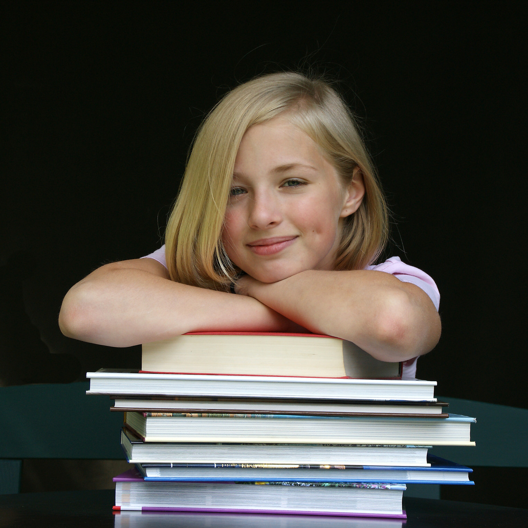 Miriam mit Büchern