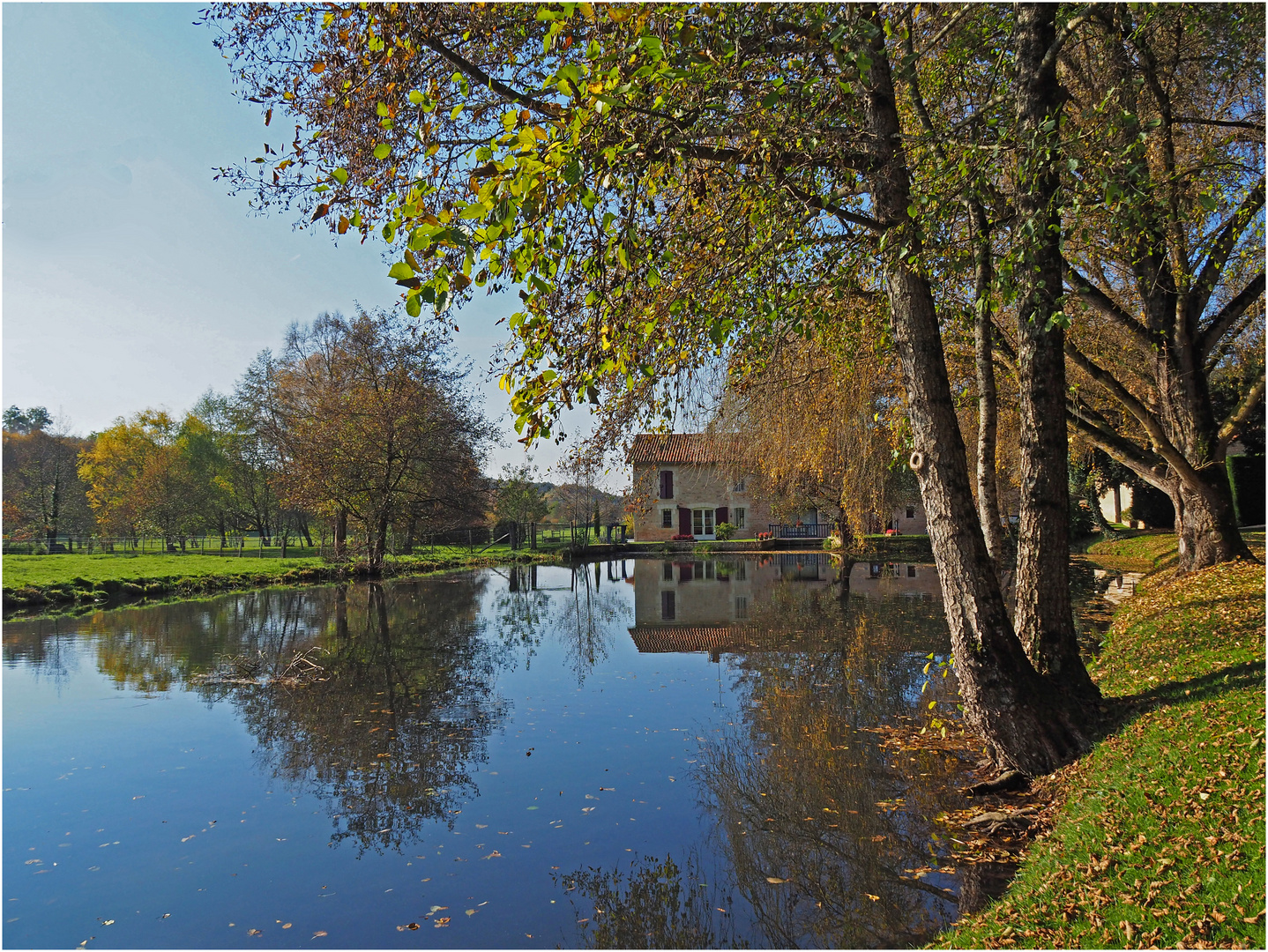 Miroir automnal au Moulin de Boisseguin