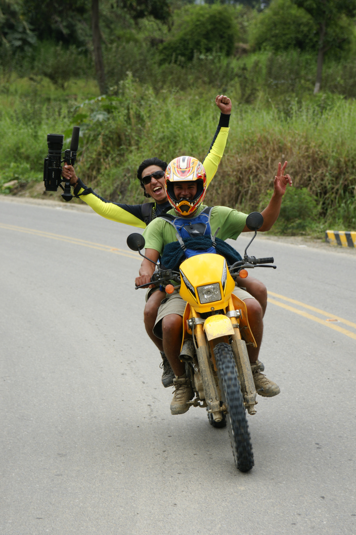 mis amigos de peruaventura gosando rico de mi moto