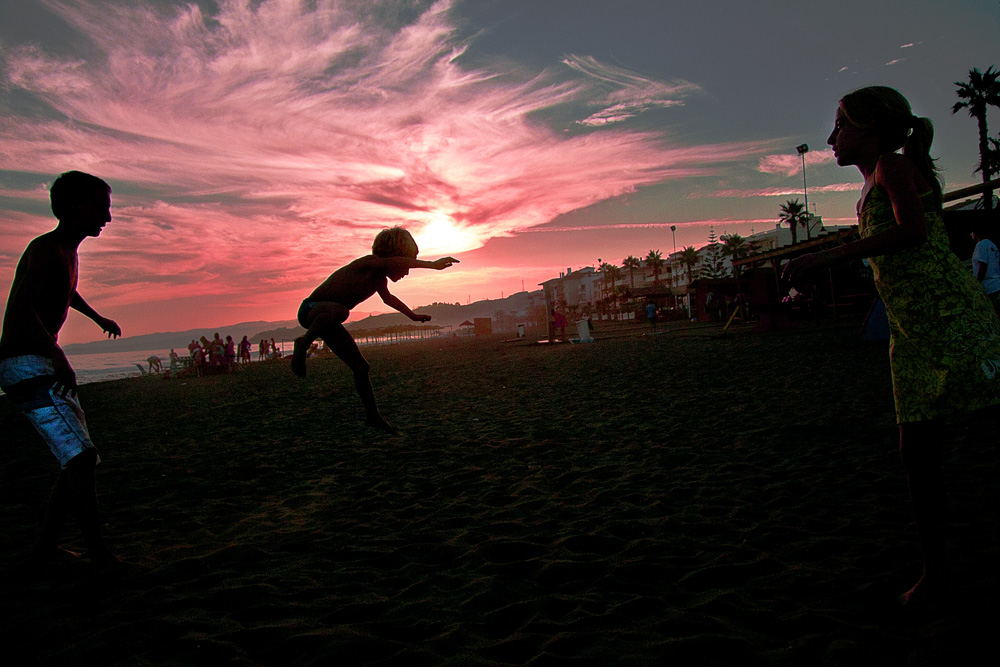 Mis hijos jugando en la playa