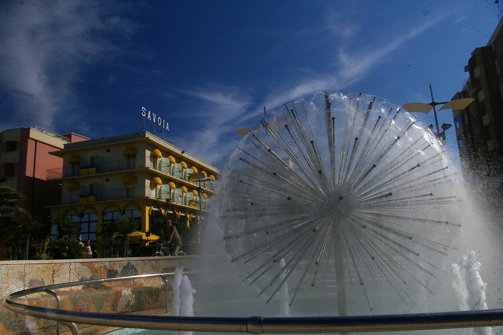 Misano adriatico, fontana con giochi d'acqua.....sul lugomare