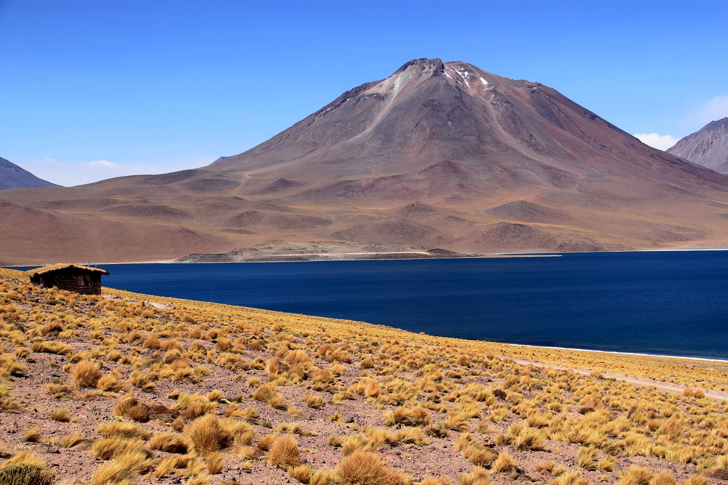 Miscanti und Miñique mit Laguna Miscanti