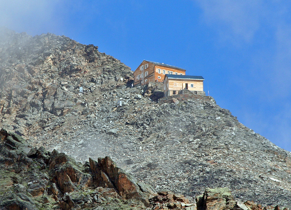 Mischabelhütte von 800 Metern weiter unten aufgenommen, die ein wichtiger Ausgangspunkt...