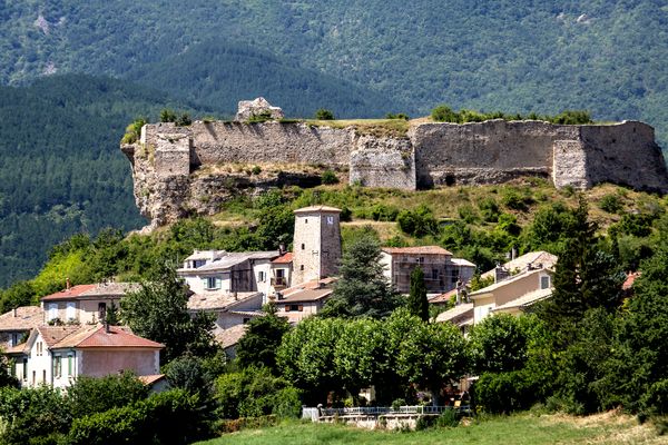 Mison les Armands blotti au pied de son château
