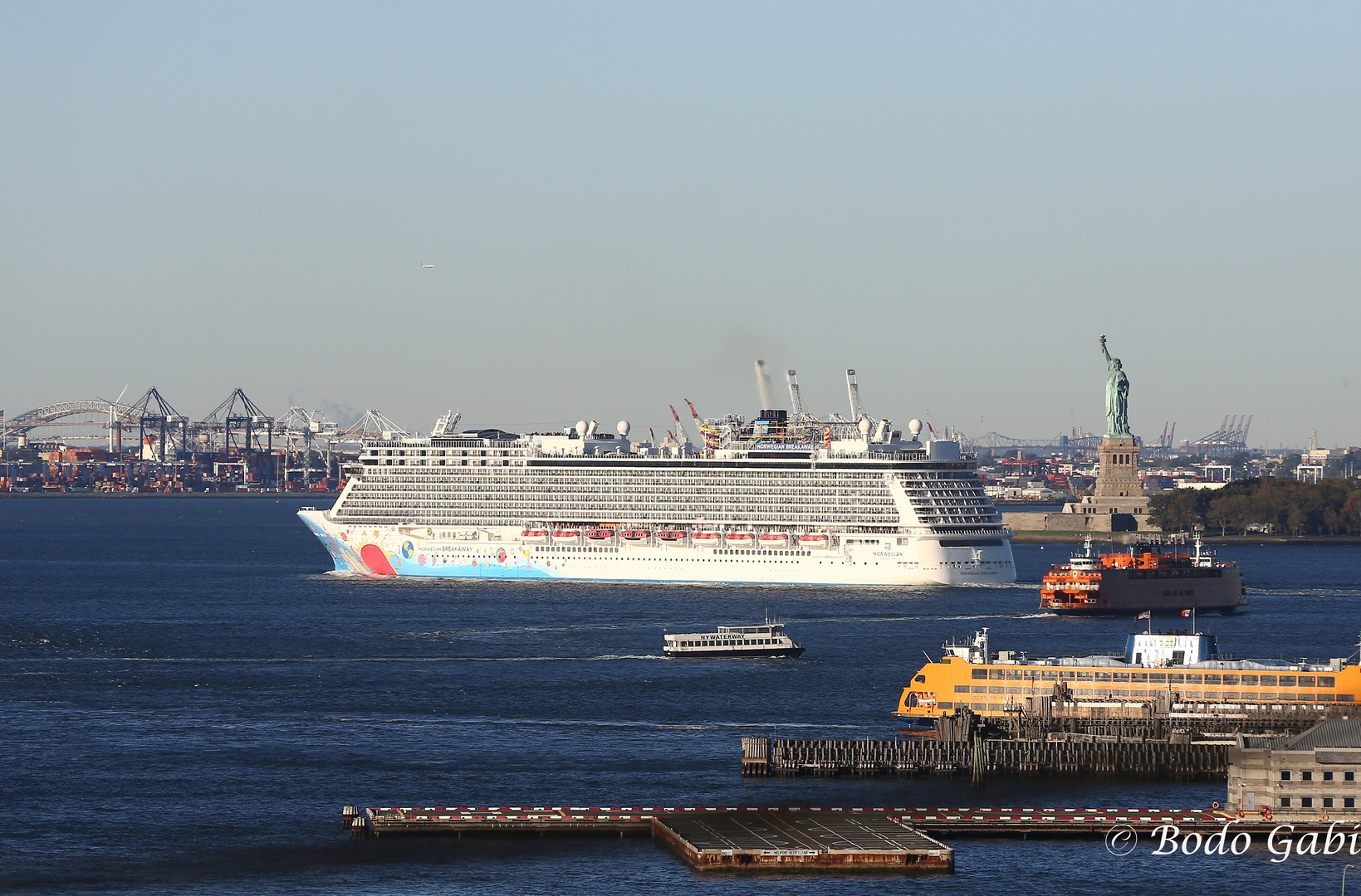 Miss Liberty winkt der Norwegian zum Abschied