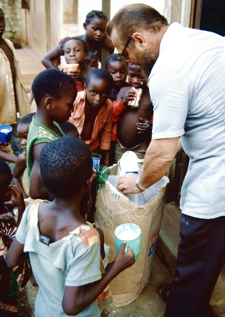 Missionar verteilt Trockenmilch an Kinder.