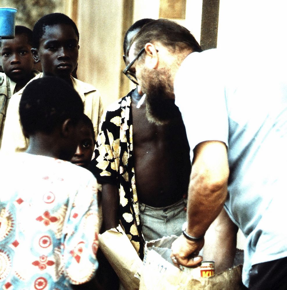 Missionar verteilt Trockenmilch an Kinder. Bild2