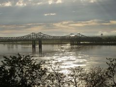 Mississippi Brücke bei Natchez nach Regen