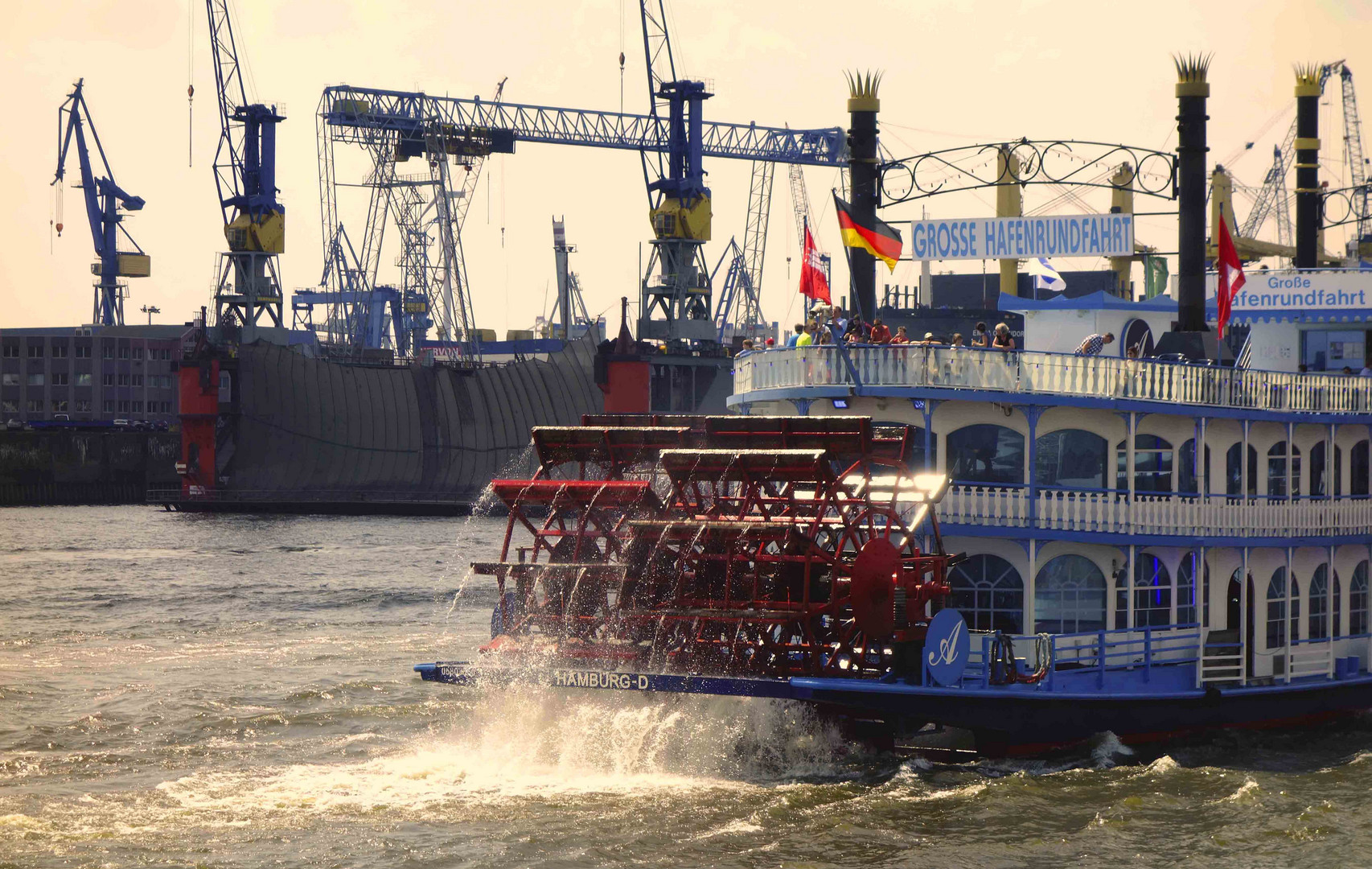 Mississippiraddampfer am Hamburger Hafen vor den Docks von Bloom & Voss   dtr