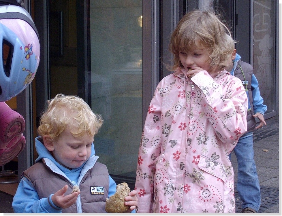 Mist, 2 Sekunden hält die Schwester das Brötchen