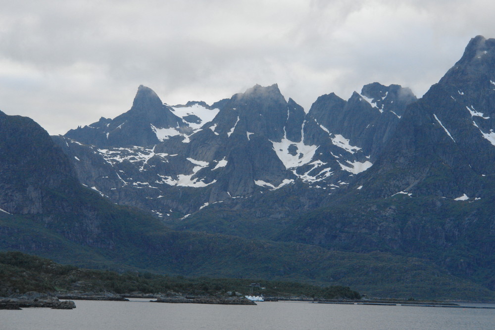 Mistsommernacht im Raftsund (Norwegen)