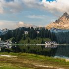 Misurinasee mit Blick auf die drei Zinnen im Abendlicht