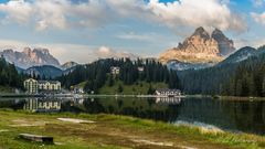 Misurinasee mit Blick auf die drei Zinnen im Abendlicht