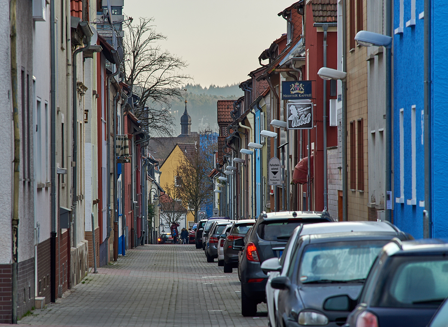 Mit 300 mm Festbrennweite unterwegs, die Strasse wirkt als wäre sie 100 m lang, ist aber in...