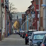 Mit 300 mm Festbrennweite unterwegs, die Strasse wirkt als wäre sie 100 m lang, ist aber in...