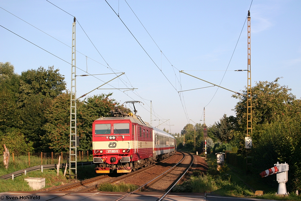 Mit 371 003 durch den Morgen