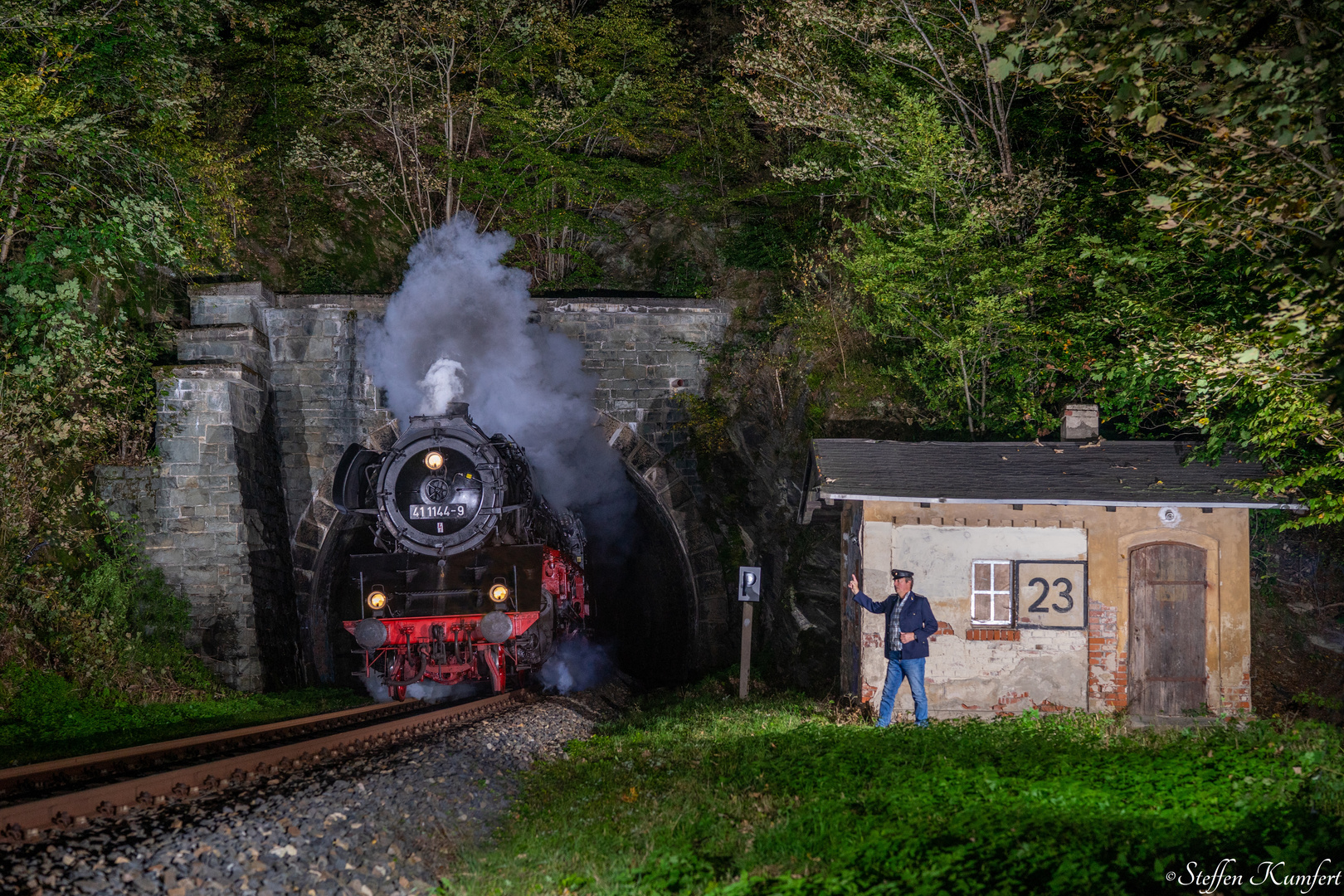 Mit 41 1144-9 in die Nacht.