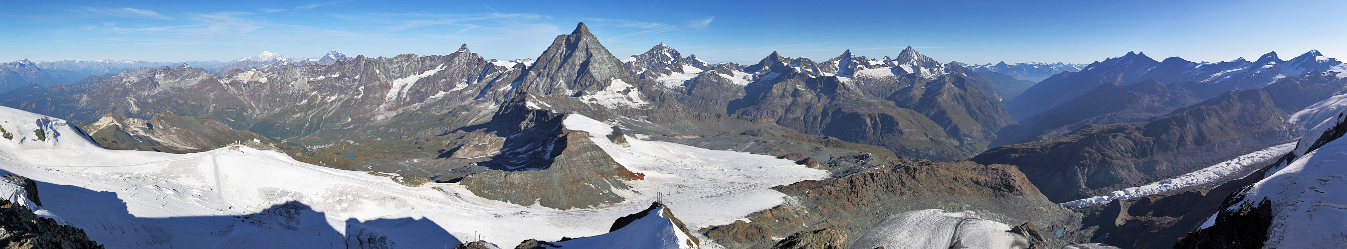 Mit 44mm ein "Riesengebiet" vom Klein Matterhorn aus 3888m Höhe erfaßt...