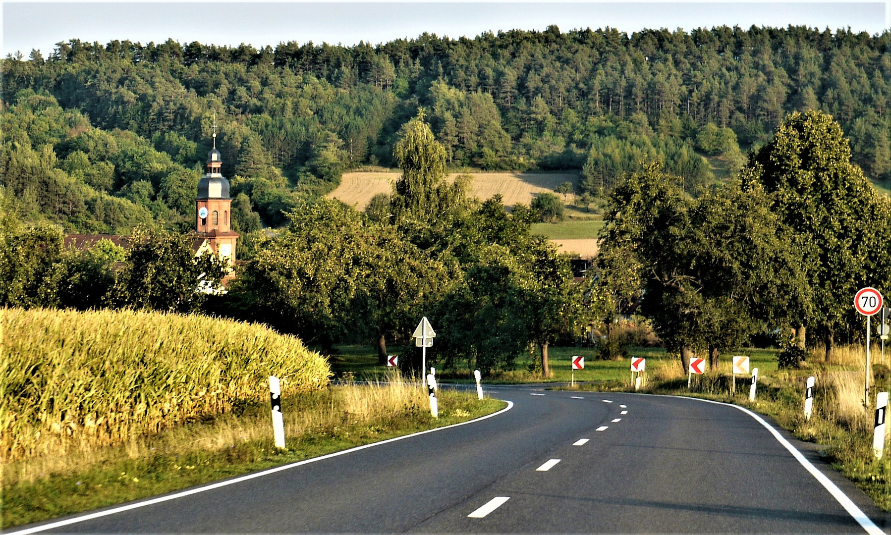 mit 70 in die Kirche?? - Am Bodensee auf der Landstraße kurz vor Salem 