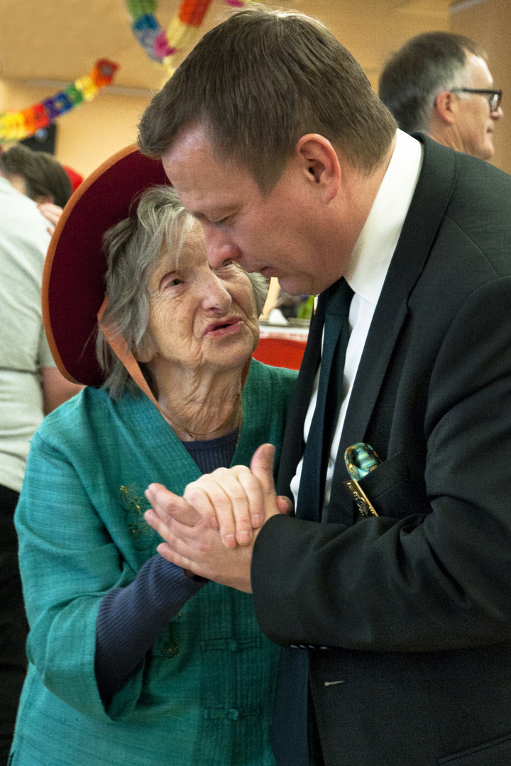 Mit 97 Jahren am Karneval noch das Tanzbein schwingen.