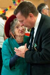 Mit 97 Jahren am Karneval noch das Tanzbein schwingen.