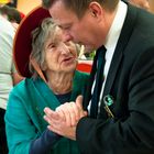 Mit 97 Jahren am Karneval noch das Tanzbein schwingen.