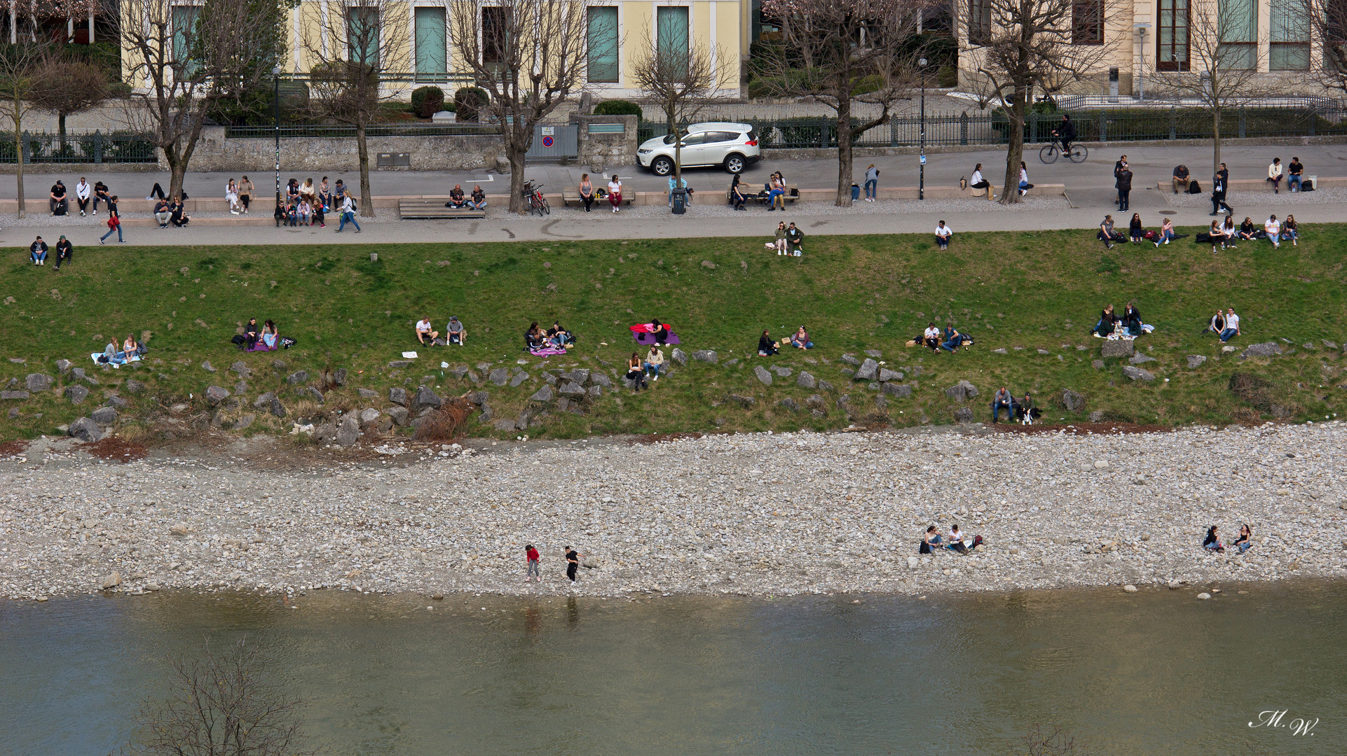 mit Abstand an der Salzach