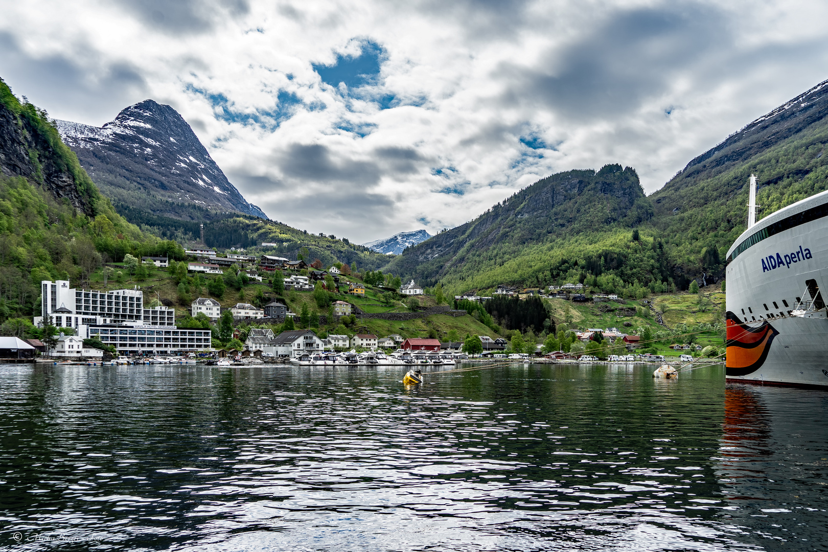 Mit AIDA perla im Hafen von Geiranger