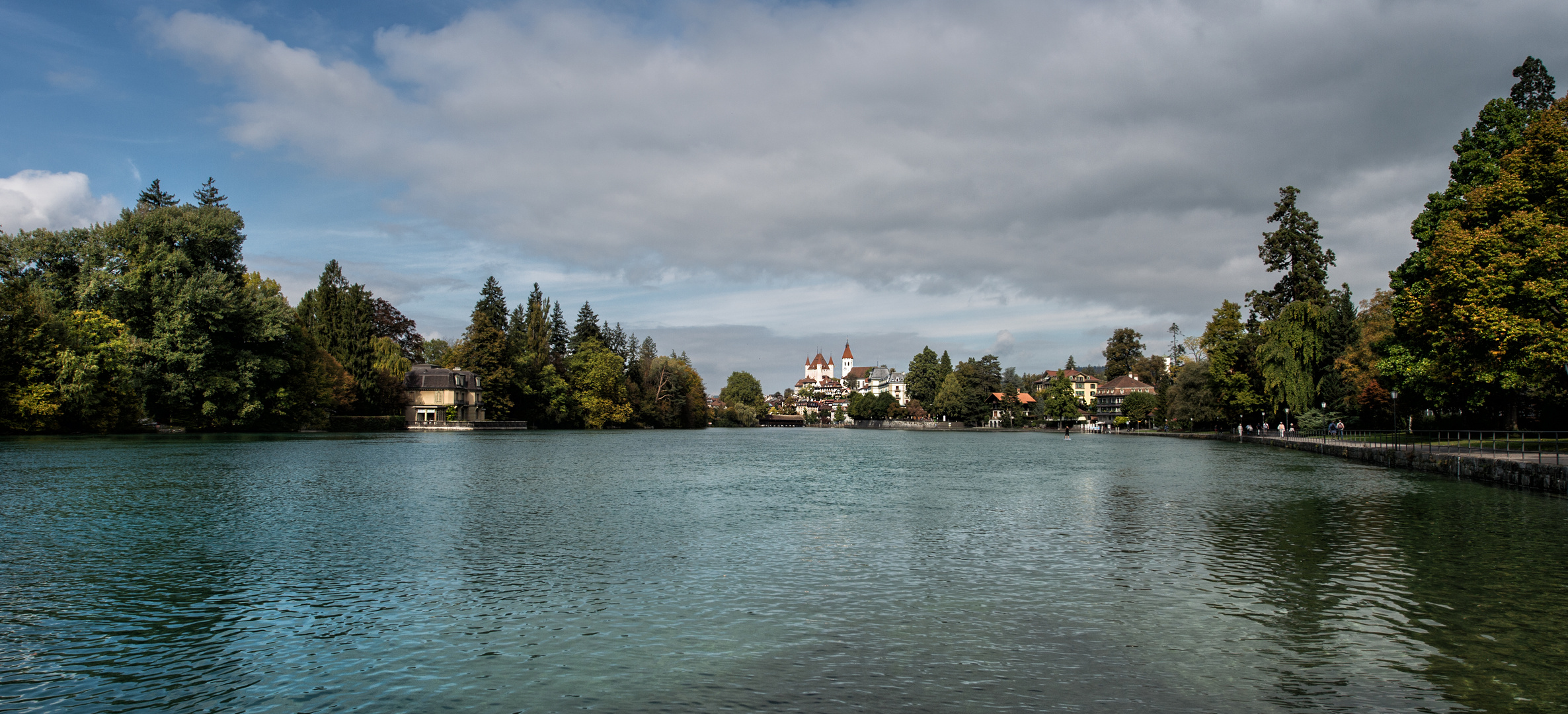 Mit Blick auf das Schloss Thun