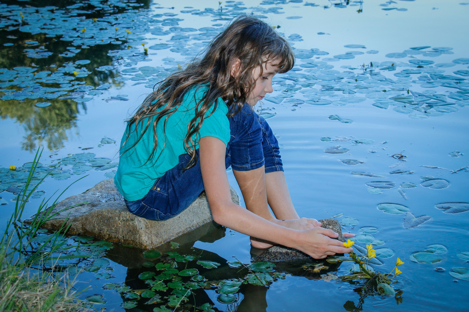 mit Blumen auf dem Teich Foto & Bild kinder, kinder im schulalter