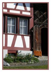 mit Blumenbeet und  Wasserhahn