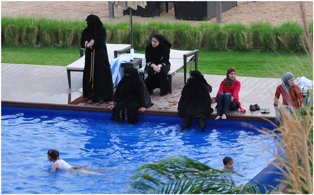 MIT BURKA IM SWIMMINGPOOL!