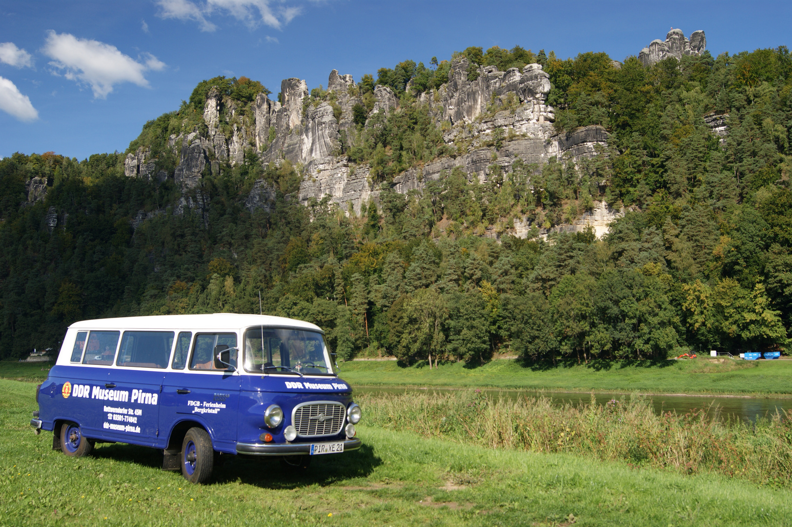 Mit dem Barkas B1000 vor den Bergen der Sächsischen Schweiz.