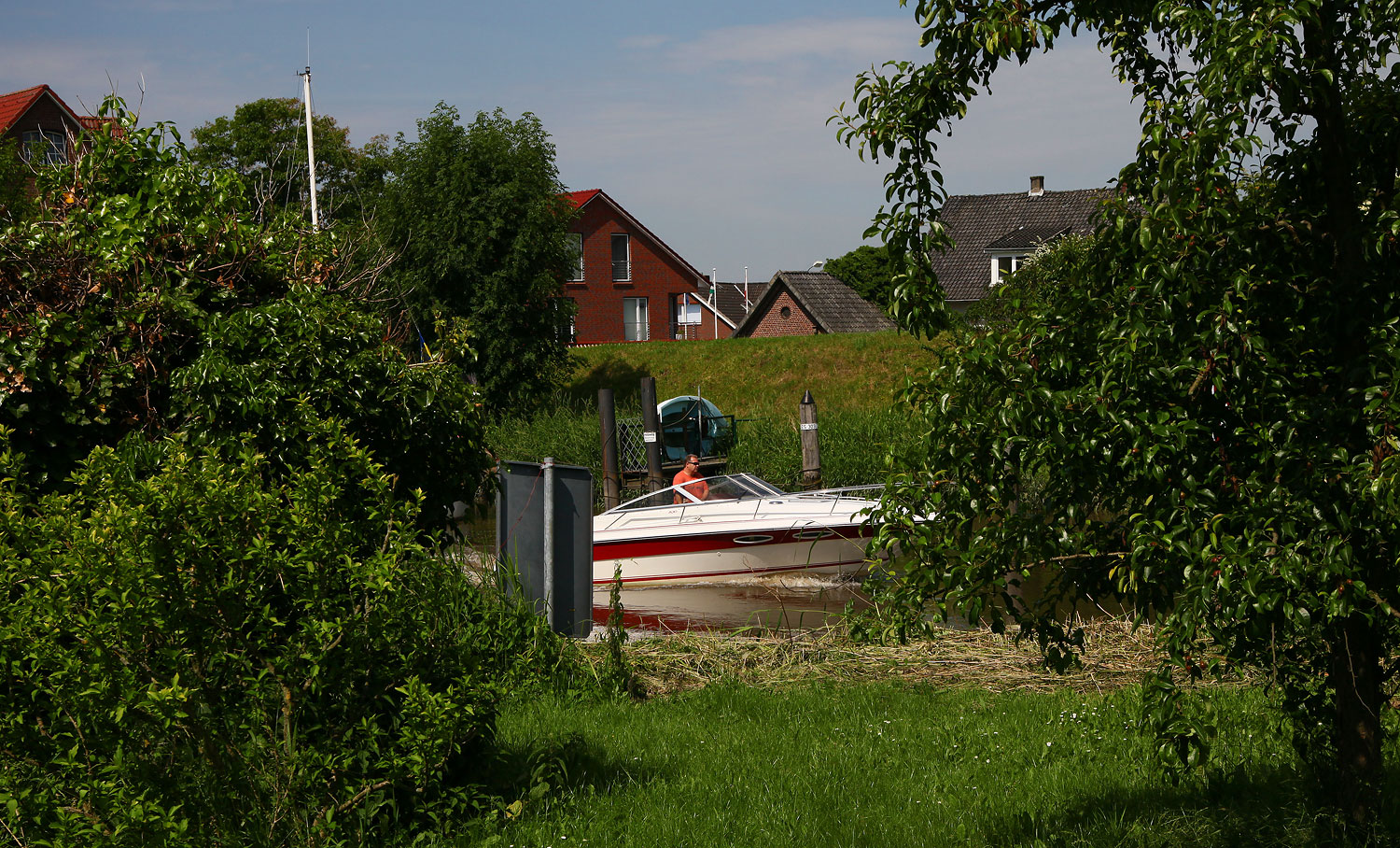 mit dem Boot durch die Obstplantagen