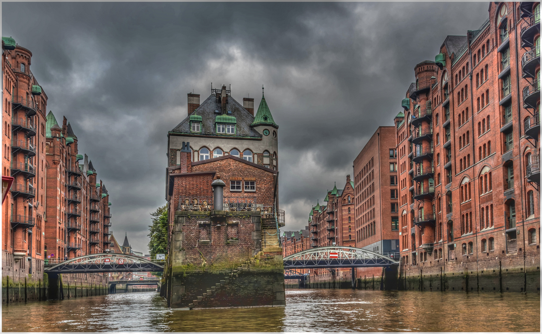 mit dem Boot durch die Speicherstadt