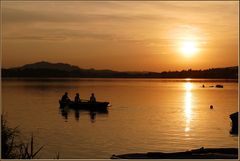 Mit dem Boot in den Sonnenuntergang