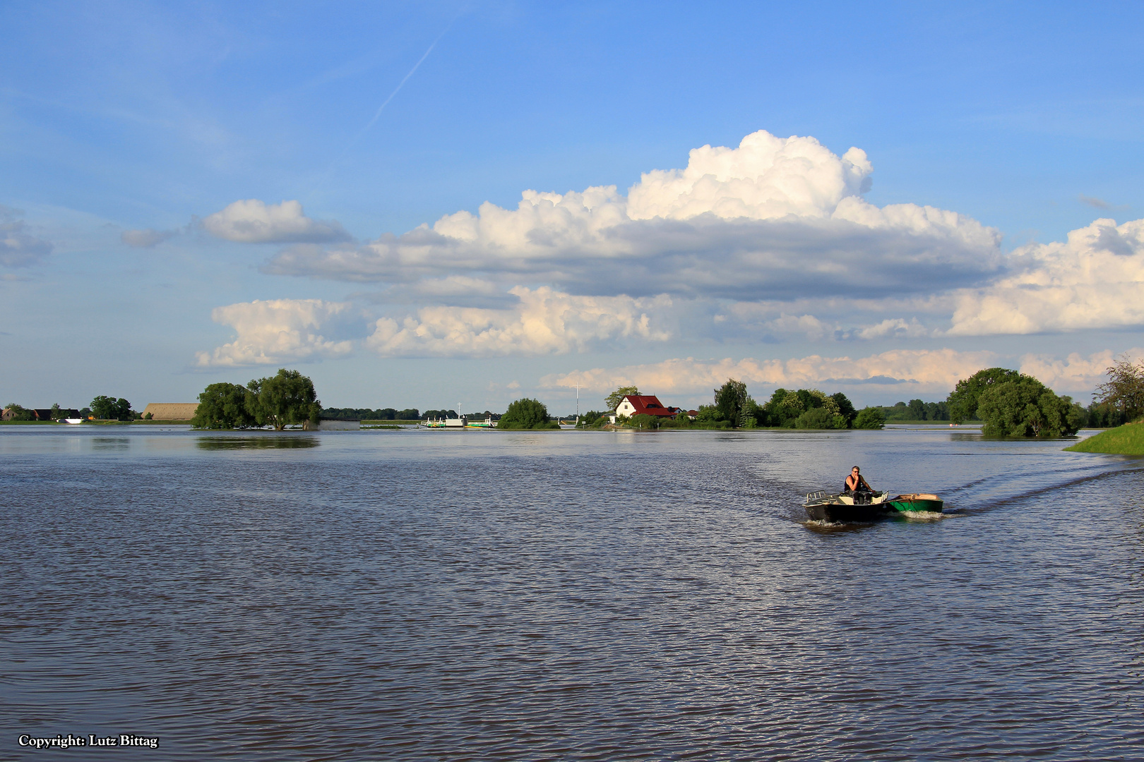 Mit dem Boot über die Wiesen