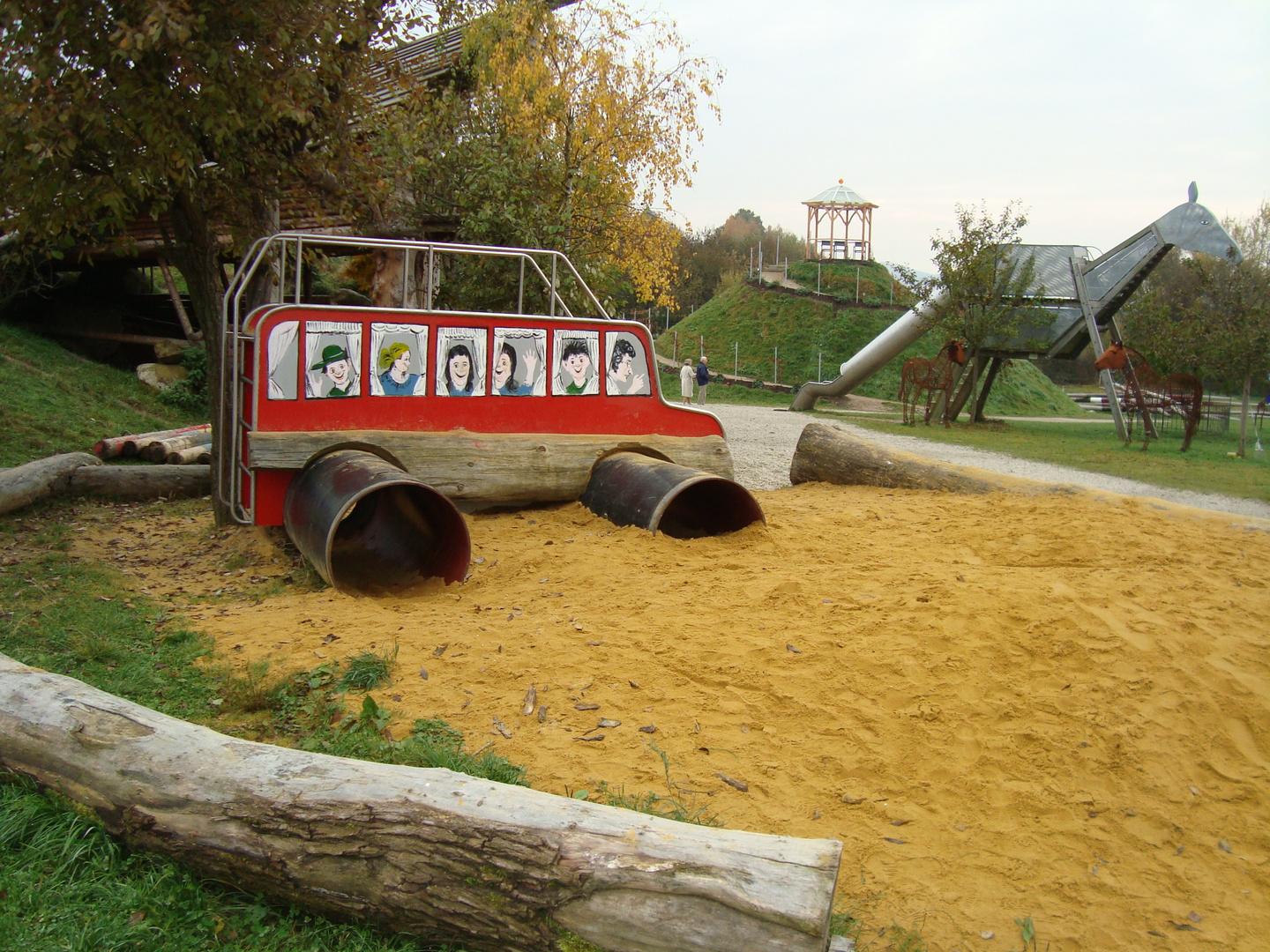 mit dem Bus durch den Park