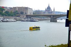 Mit dem Bus zum Parlament.