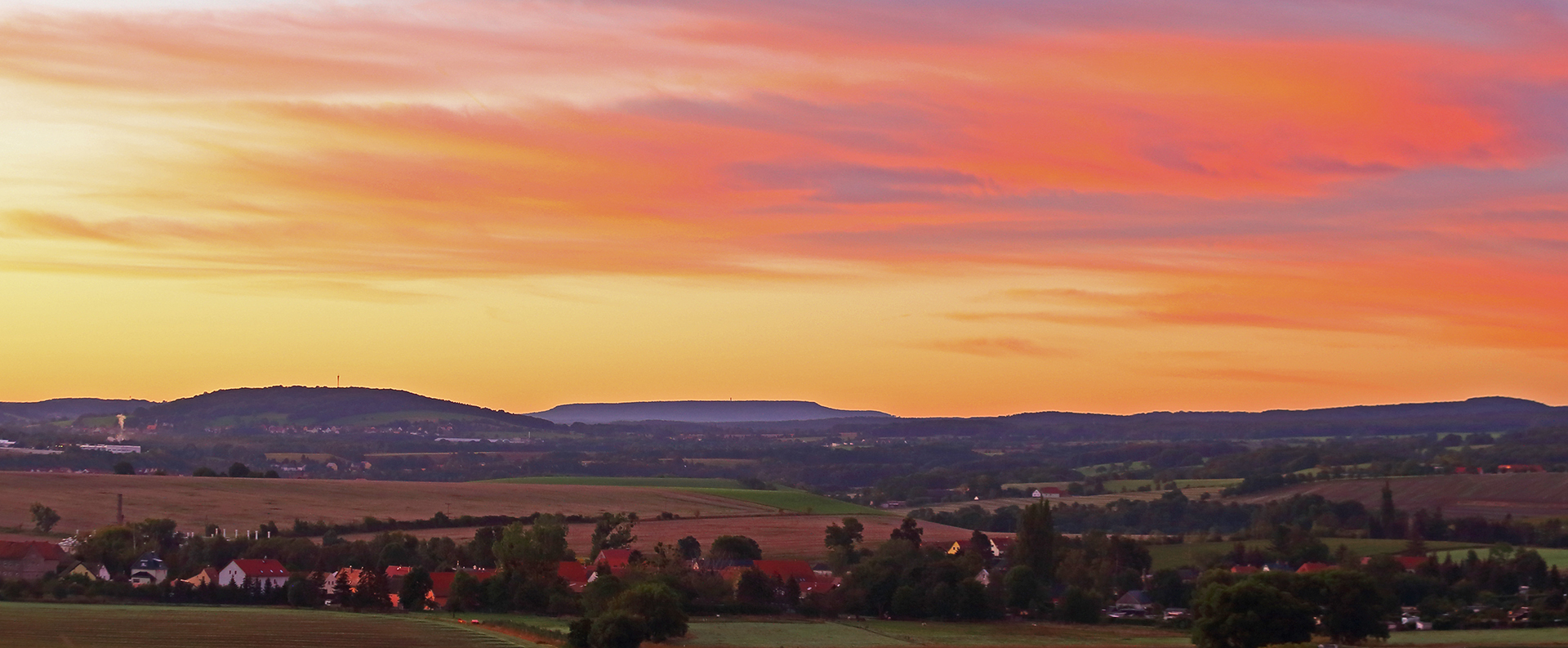 Mit dem Cottaer Spitzberg links beginnt das Elbsandsteingebirge...