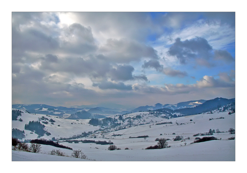 Mit dem Dunst durchzogenes Land