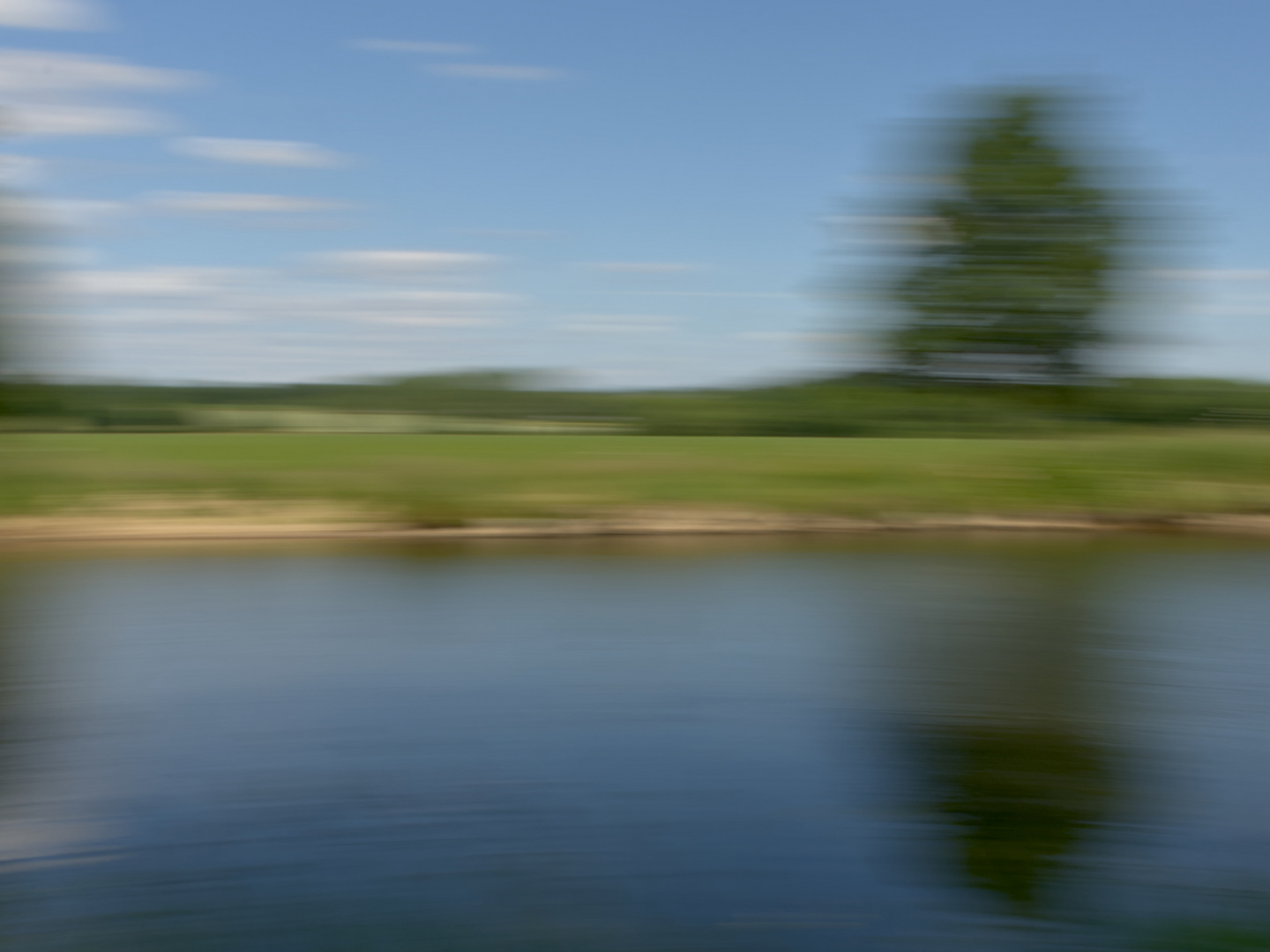 Mit dem Fahrrad am Kanal entlang