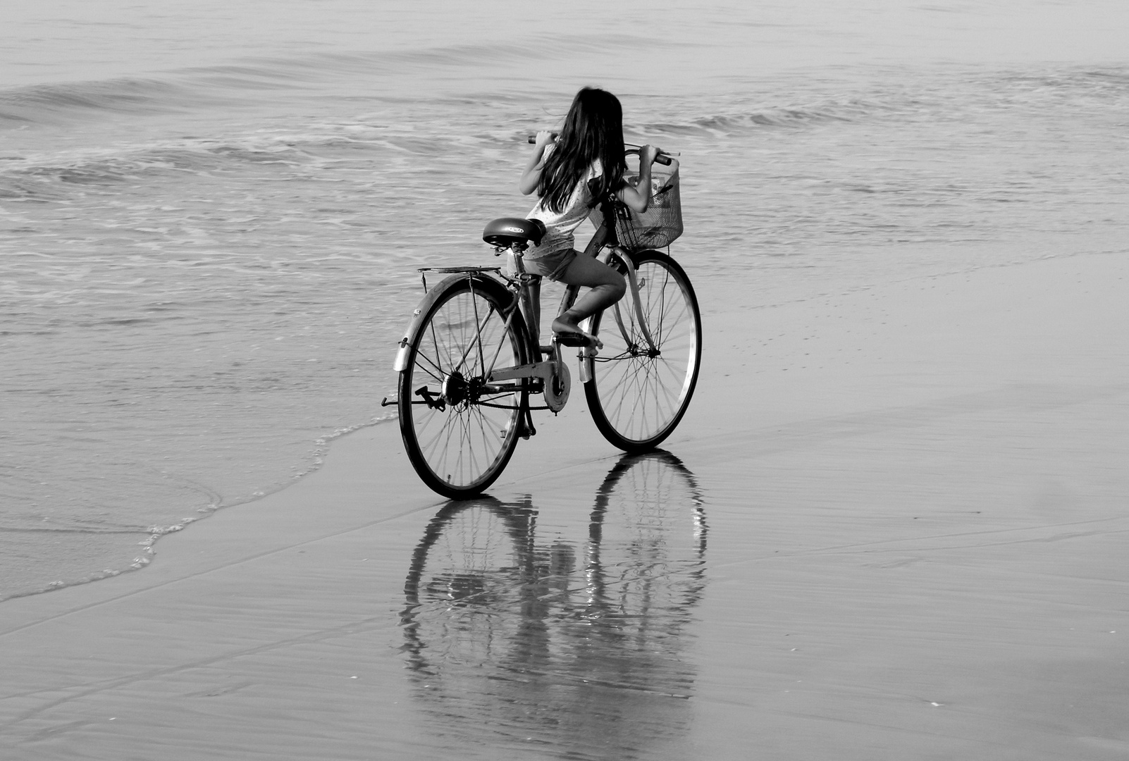 Mit dem Fahrrad dem Strand entlang
