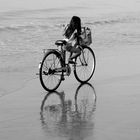Mit dem Fahrrad dem Strand entlang