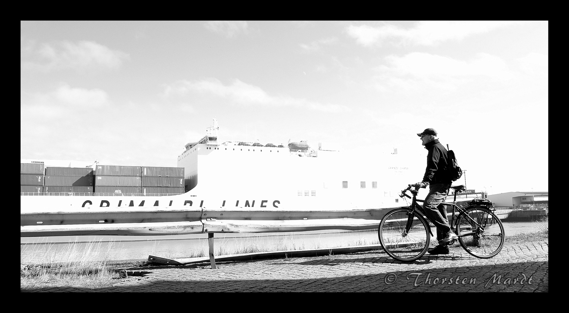 mit dem Fahrrad durch den Hafen