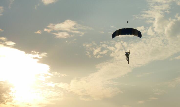 Mit dem Fallschirm in den Sonnenuntergang