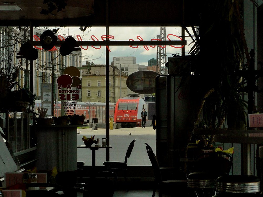 Mit dem Fotobuch im Cafe ......................