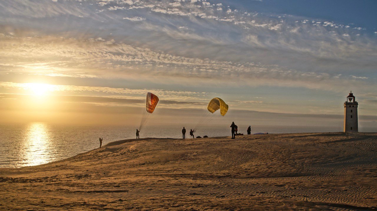 mit dem Gleitschirm in den Sonnenuntergang fliegen